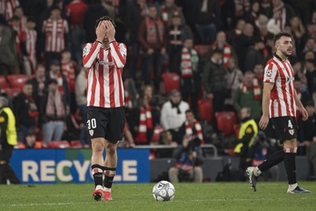 Jugadores del Athletic desolados tras la eliminación en Champions.