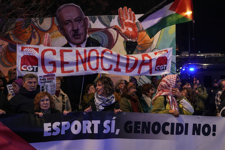 Protestas y pancartas contra el genocidio en Palestina en laas afueras del Roig Arena.