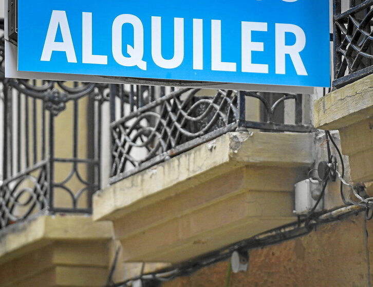 Imagen de un anuncio de alquiler en una vivienda.