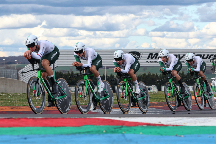 El Caja Rural, durante la París-Niza de 2025-