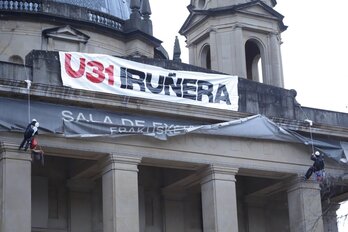 GKSko bi kidek ekintza egin dute Iruñeko Erorien Monumentuan.