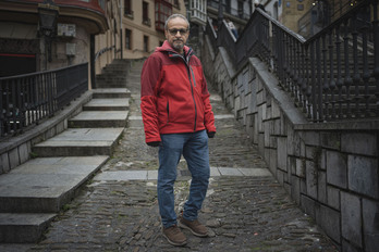 Israel Payés, profesor de al Universidad de El Salvador, en Bilbo denuncia la represión del Gobierno de Bukele y la diferencia entre su narraativa y los hechos.