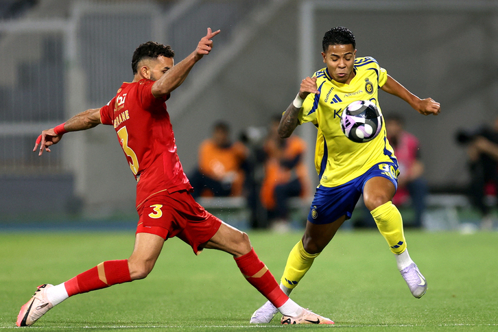 Wesley trata de eludir a un rival en un partido de la liga saudí.
