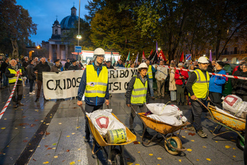 Movilización en Iruñea a favor del derribo de Los Caídos, en noviembre.