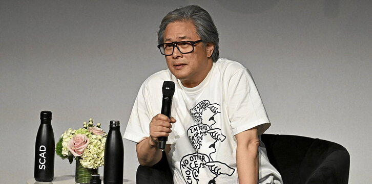 Park Chan-wook «No Other Choice» filmaren aurkezpenean, 2025eko urriaren amaieran, Savannah-ko (Georgia, AEB) SCAD zinema jaialdiaren 28. edizioan.