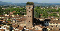 Guinigi dorrea, Lucca hirian, erdigune historikoak eta kale harriztatuek inguratua.