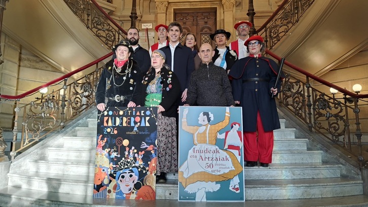 La presentación del calendario de Caldereros y de Artzaias e Inudes ha tenido lugar este viernes en el Ayuntamiento.