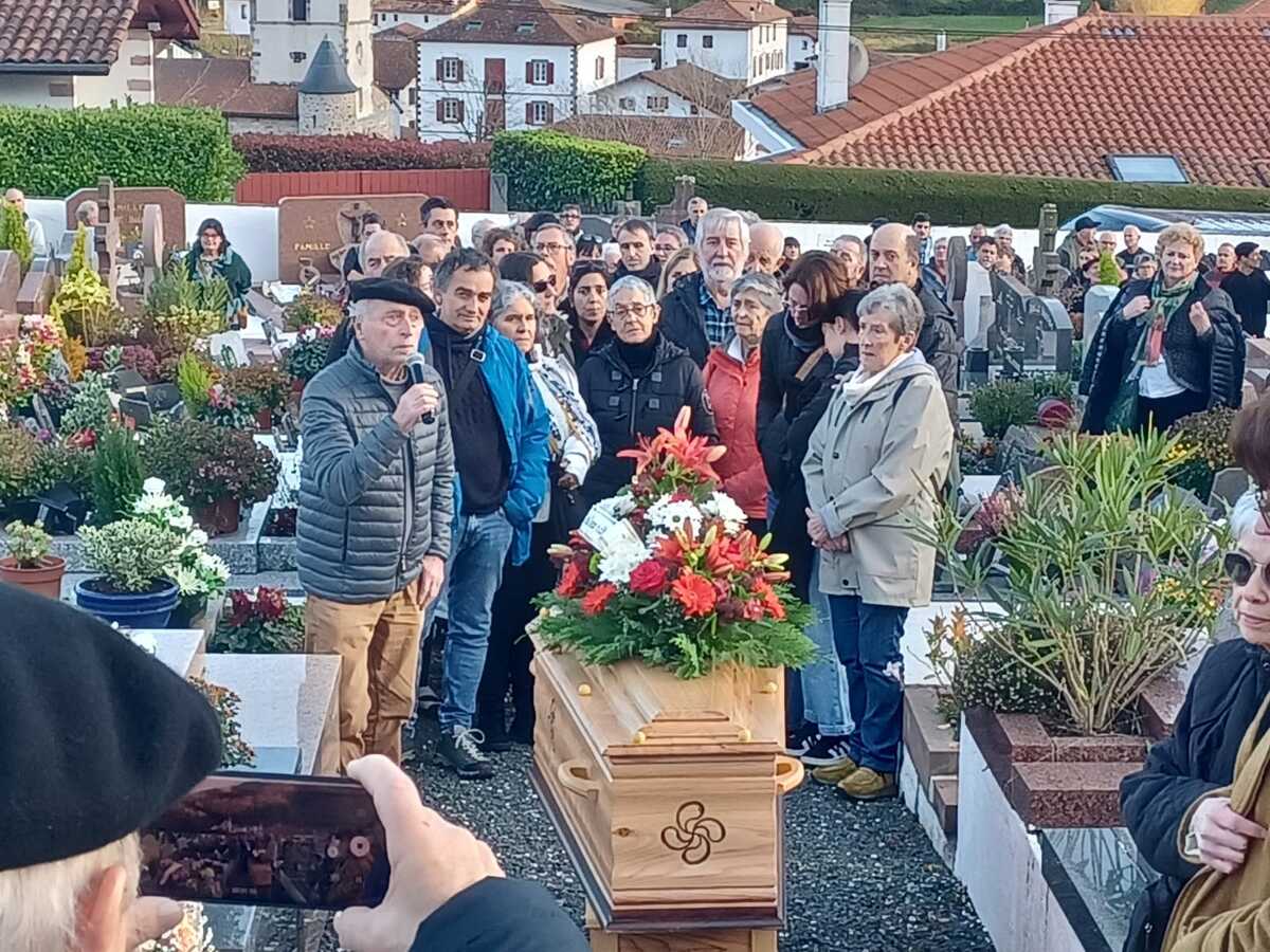 Hil eta bi egun geroago ‘Peixoto’ agurtzeko Baigorrin egin zuten ekitaldi xumea. (NAIZ)