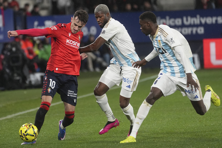 El acoso que sufre Aimar de sus rivales muchas veces se transforma en duras entradas.