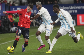 El acoso que sufre Aimar de sus rivales muchas veces se transforma en duras entradas.