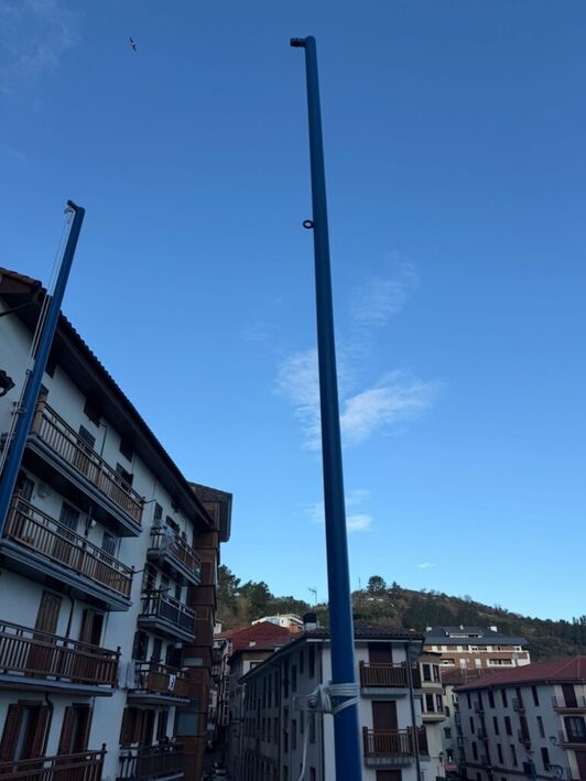 Mástil en el que ondeaba la ikurriña.