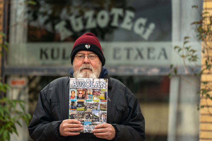 Jesús Palacios ‘Sidras’ posa con el último número de ‘Txantrean Auzolan’.
