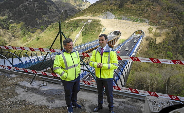 Imanol Pradales supervisa unas obras en su etapa como diputado de Infraestructuras y Desarrollo Territorial.