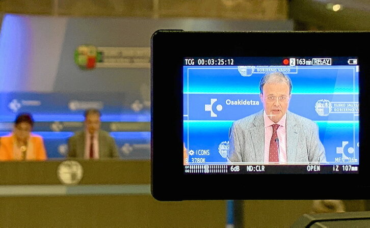 El consejero de Salud, Aberto Martínez, y la directora general de Osakidetza, Lore Bilbao, el jueves.
