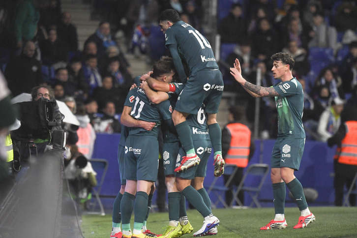 Los abiazules celebran el segundo gol, obra de Lucas Boyé.
