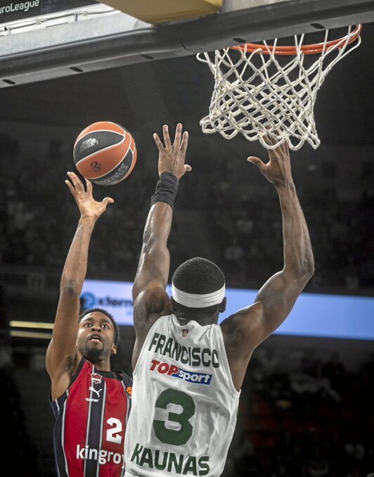 Saski Baskonia sobrevoló por encima del partidazo de Francisco.