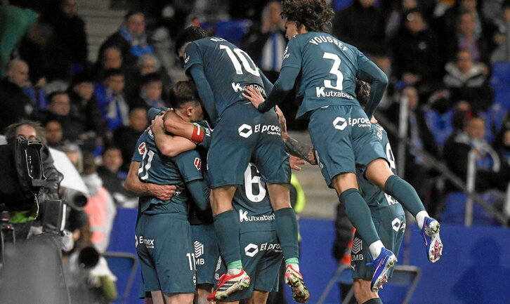 Los abiazules -ayer de verde- celebran el segundo gol, obra de Lucas Boyé, que les dio el triunfo ante el Espanyol.