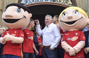 Joseba Asiron, con Oier, Sergio Herrera, Rojilla y Rojillo en la celebración del ascenso de 2019.