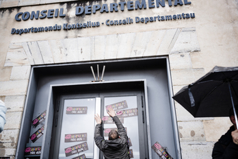 Euskaraz bizitzeko eskubidearen aldarria Departamenduko Kontseiluko atarira eraman dute.