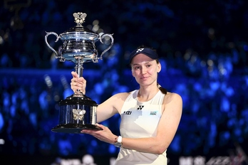 Elena Rybakina posa con su trofeo de ganadora del Open de Australia.