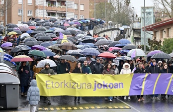 Eguraldia ez dute alde izan manifestazioan zehar.