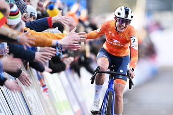 Lucinda Brand celebra con sus compatriotas de Hulst su victoria en la prueba çélite femenina del mundial de ciclocrós.