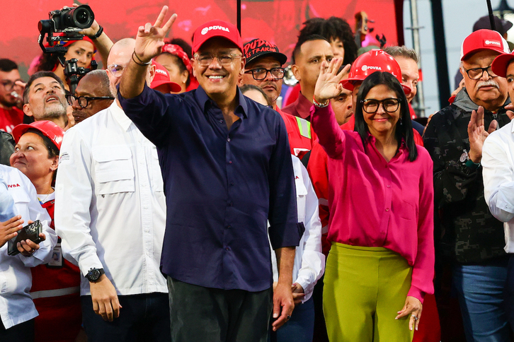 La presidenta interina de Venezuela, Delcy Rodríguez, asiste a un acto junto a su hermano y presidente de la Asamblea Nacional, Jorge Rodríguez.