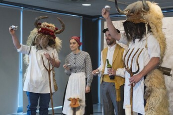 Altsasuko momotxorroak eta Galdakaoko Andra Mari elkarteko dantzariak.