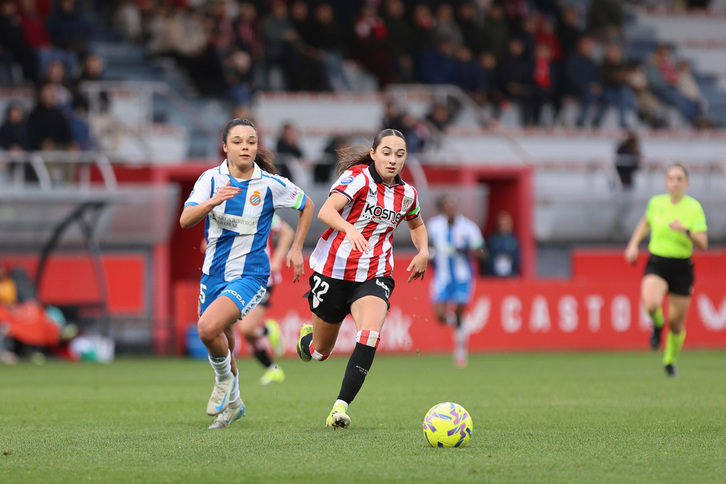 Agote corre con el balón perseguida por Vallejo.