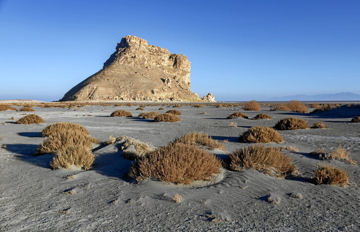 Paisaje desértico en el lecho del lago Urmia, en el noroeste de Irán, que fue el lago más grande de Oriente Medio.
