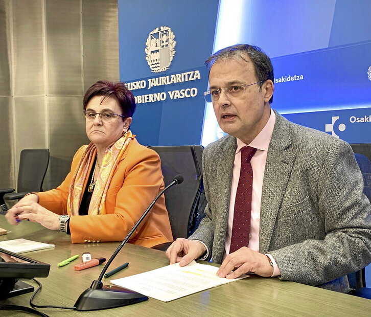 Martínez junto a la directora de Osakidetza, Lore Bilbao, el jueves.