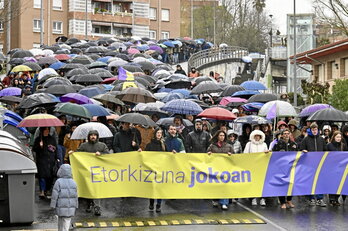 Eguraldia kontra izan arren, jendetza bildu zen manifestazioan.