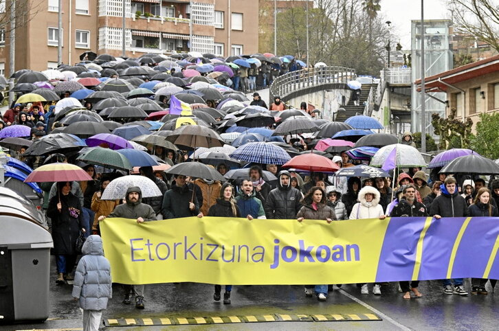 Eguraldia kontra izan arren, jendetza bildu zen manifestazioan.