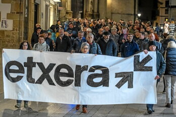 Concentración del último viernes de mes, por los presos, en Errentería.