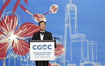 Camiones estacionados en el puerto de Seattle. En la página siguiente, el embajador chino en EEUU, Xie Feng, habla en Nueva York durante la gala del 20 aniversario de la Cámara General de Comercio de China-EEUU.