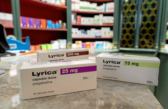 En la página anterior, varios envases de pregabalina, con distintas dosis de principio activo, en una farmacia de Iruñea.