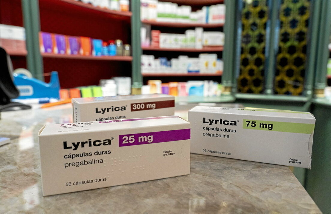 En la página anterior, varios envases de pregabalina, con distintas dosis de principio activo, en una farmacia de Iruñea.