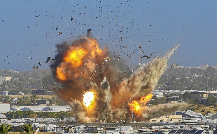 Israel atacó el refugio de Gath que alberga a palestinos desplazados, al oeste de Jan Yunis.