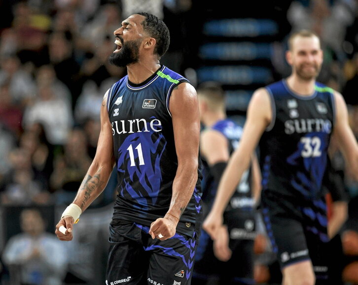 Hilliard celebra una buena acción un día en el que brilló con luz propia.