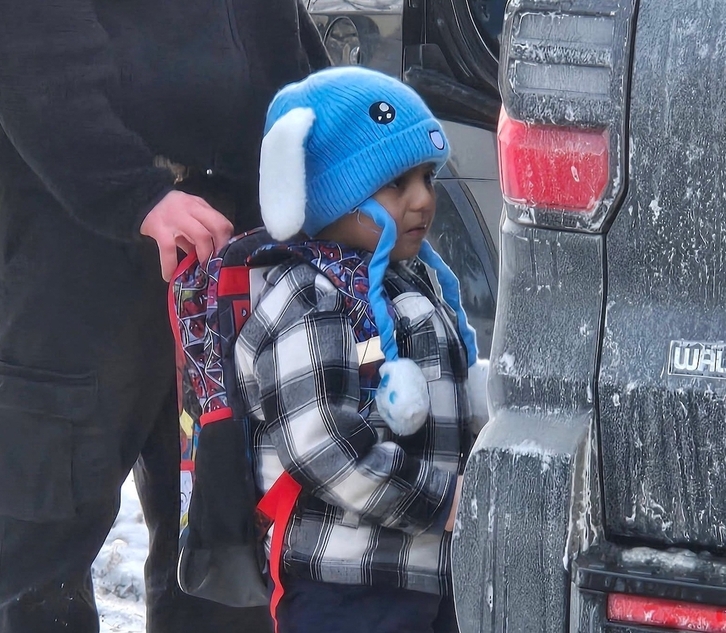Un agente del ICE agarra por la mochila a Liam Conejo, de 5 años, para hacer salir a su padre de su casa en Minneapolis.