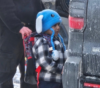 Un agente del ICE agarra por la mochila a Liam Conejo, de 5 años, para hacer salir a su padre de su casa en Minneapolis.