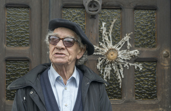 Jose Manuel Pagoaga Gallastegi, «Peixoto», Baigorriko bere etxe aurrean 2021ean ateratako argazkian.