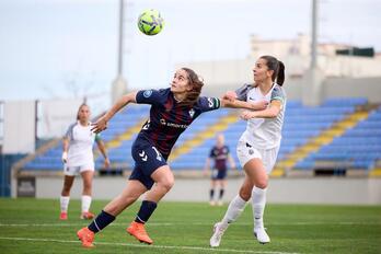 Carmen Álvarez y Sonia Majarín corren en busca de un balón aéreo en el partido de Liga F entre Badalona y Eibar en Palamós.