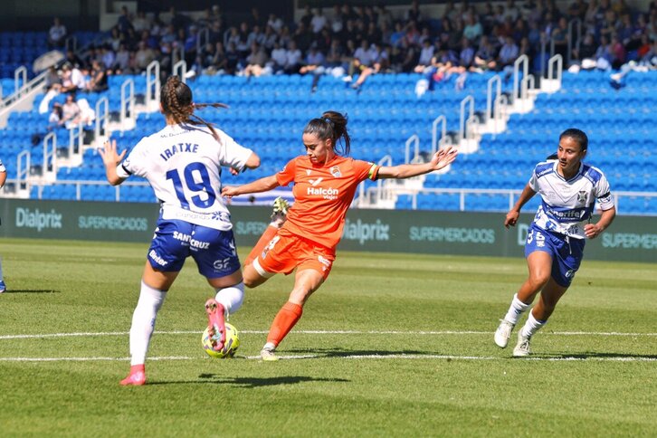 Apari remata desde la frontal el balón del empate.