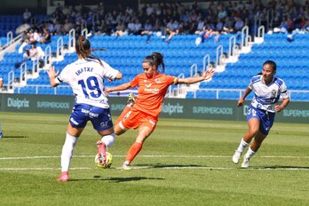 Apari remata desde la frontal el balón del empate en el partido de Liga F entre Tenerife y Eibar en el Heliodoro.