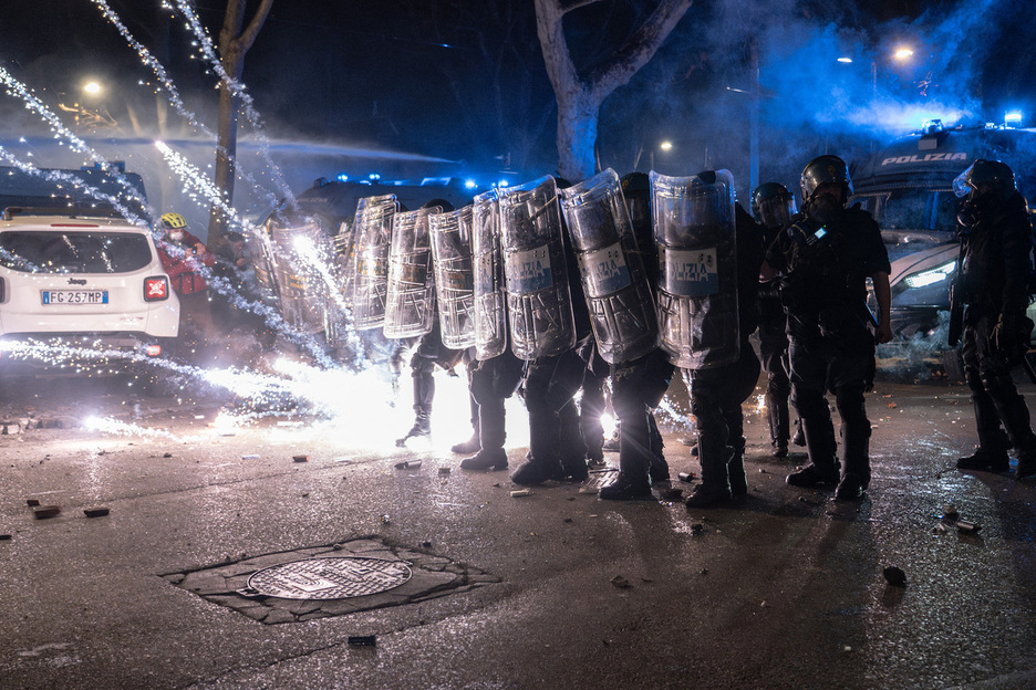 Manifestantes lanzaron pirotecnia contra la Policía. Manifestantes lanzaron pirotecnia contra la Policía.