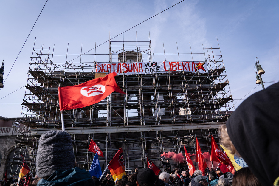 La protesta a su paso junto al espacio autogestionado. La protesta a su paso junto al espacio autogestionado.