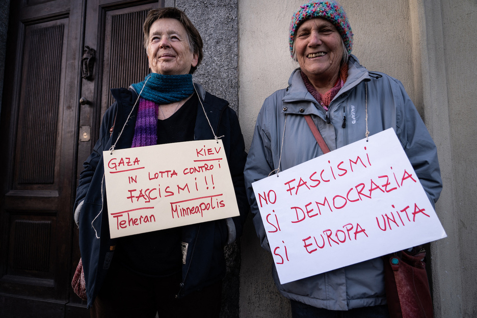 Defensoras de Askatasuna muestran eslóganes contra el fascismo. Defensoras de Askatasuna muestran eslóganes contra el fascismo.