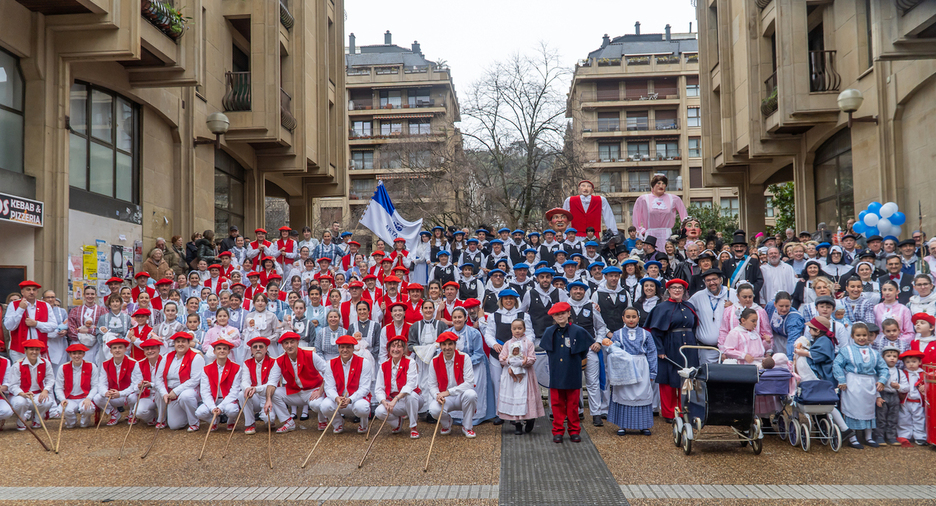 Familia argazkia egin dute parte hartzaileek.