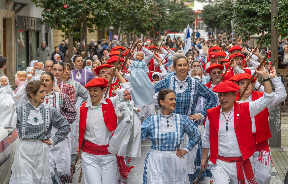 Desfilea egin dute auzo desberdinetan.